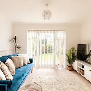 Surrey - 2 Bedroom House, Rh1, Contractors Welcome, Sleeps 5 Max, 2 Parking Spaces, Near Town Centre, Train Station And Gatwick Airport Apartment